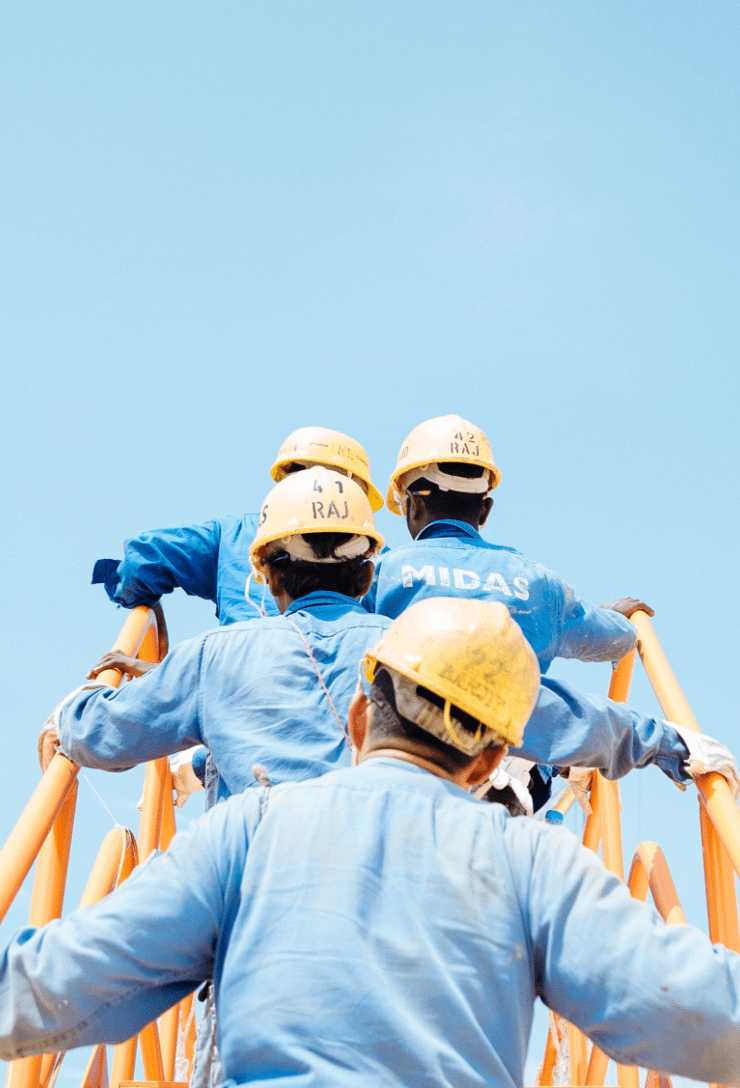 quatro engenheiros usando capacetes de construção